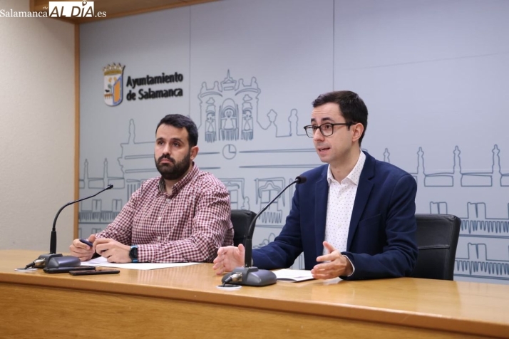 El portavoz del Grupo Municipal Socialista en el Ayuntamiento de Salamanca, José Luis Mateos, y el concejal Álvaro Antolín. Fotos: David Sañudo